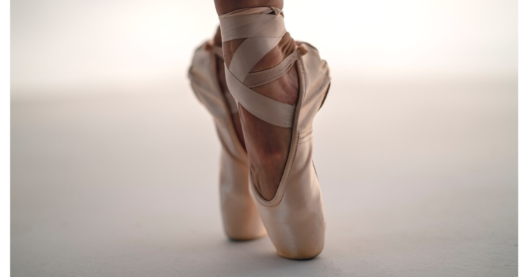 Ballet dancer en pointe during pre-pointe assessment